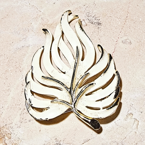 Vintage 1960 cream enamel gold fern brooch - Picture 2 of 10